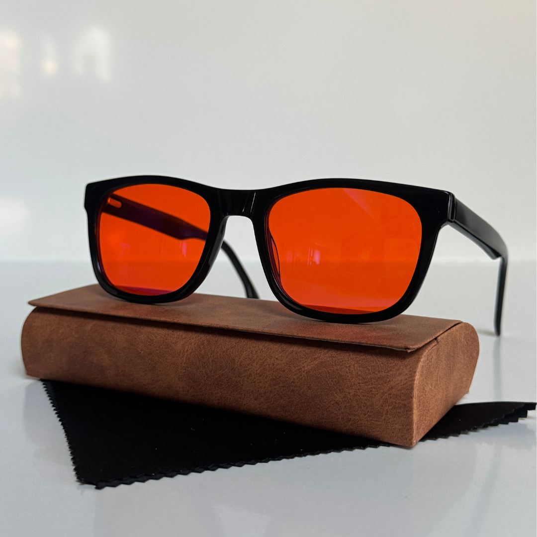 Alina blauwlicht blokker met een brillenkoker en brillendoekje.