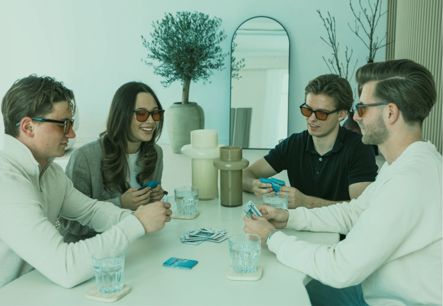 Mensen met blauwlichtbril spelen een kaartspel. 