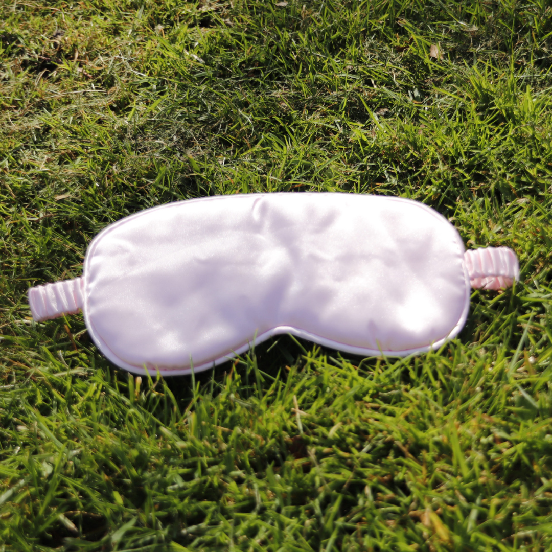 Alina zijde slaapmasker roze  in het gras