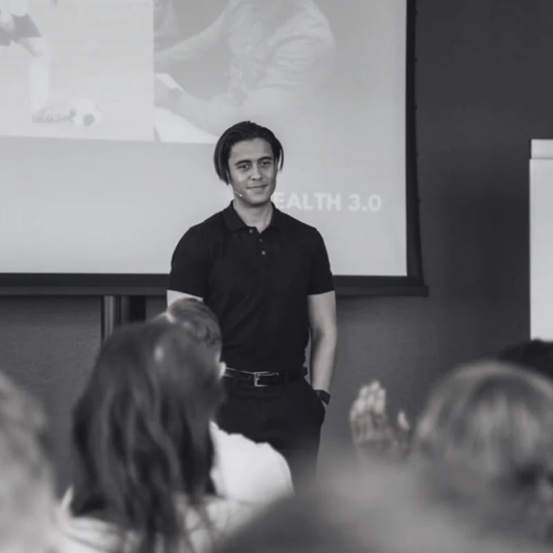 Man die presentatie geeft over blauwlichtbrillen