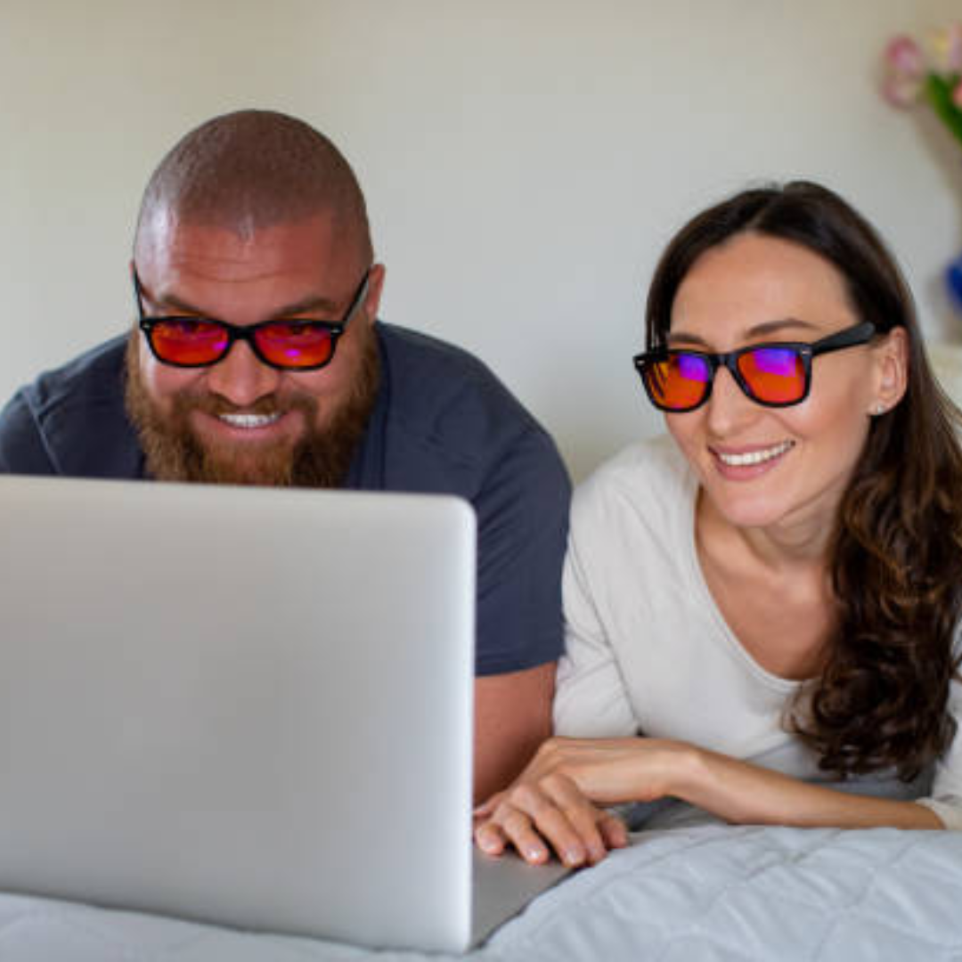 Koppel met beide een blauwlichtbril van Alinastore