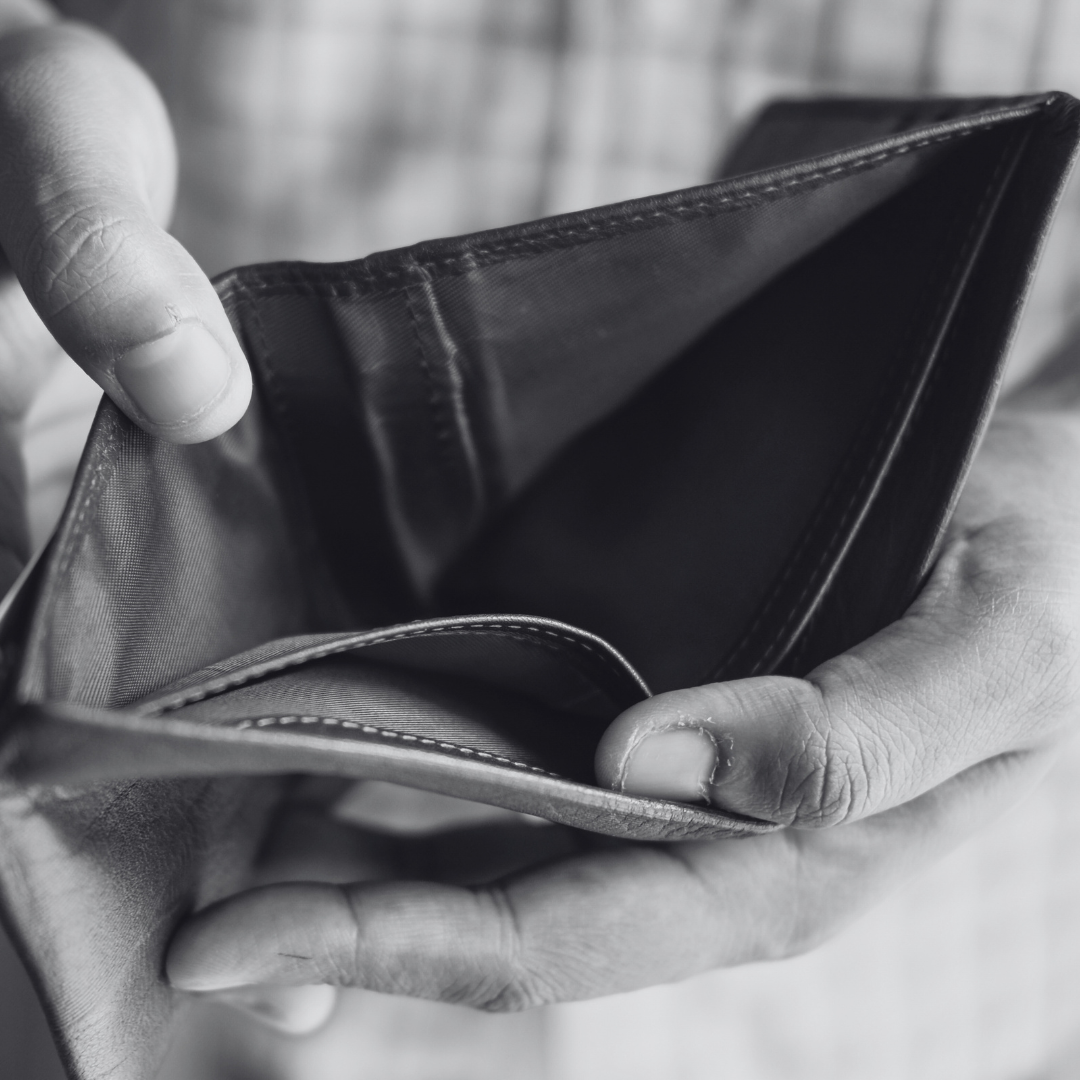 Iemand die een lege portemonnee laat zien