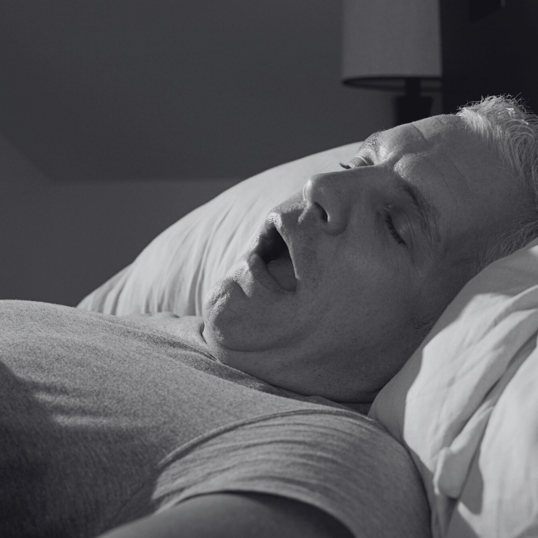 Man slaapt met mond open en snurkt