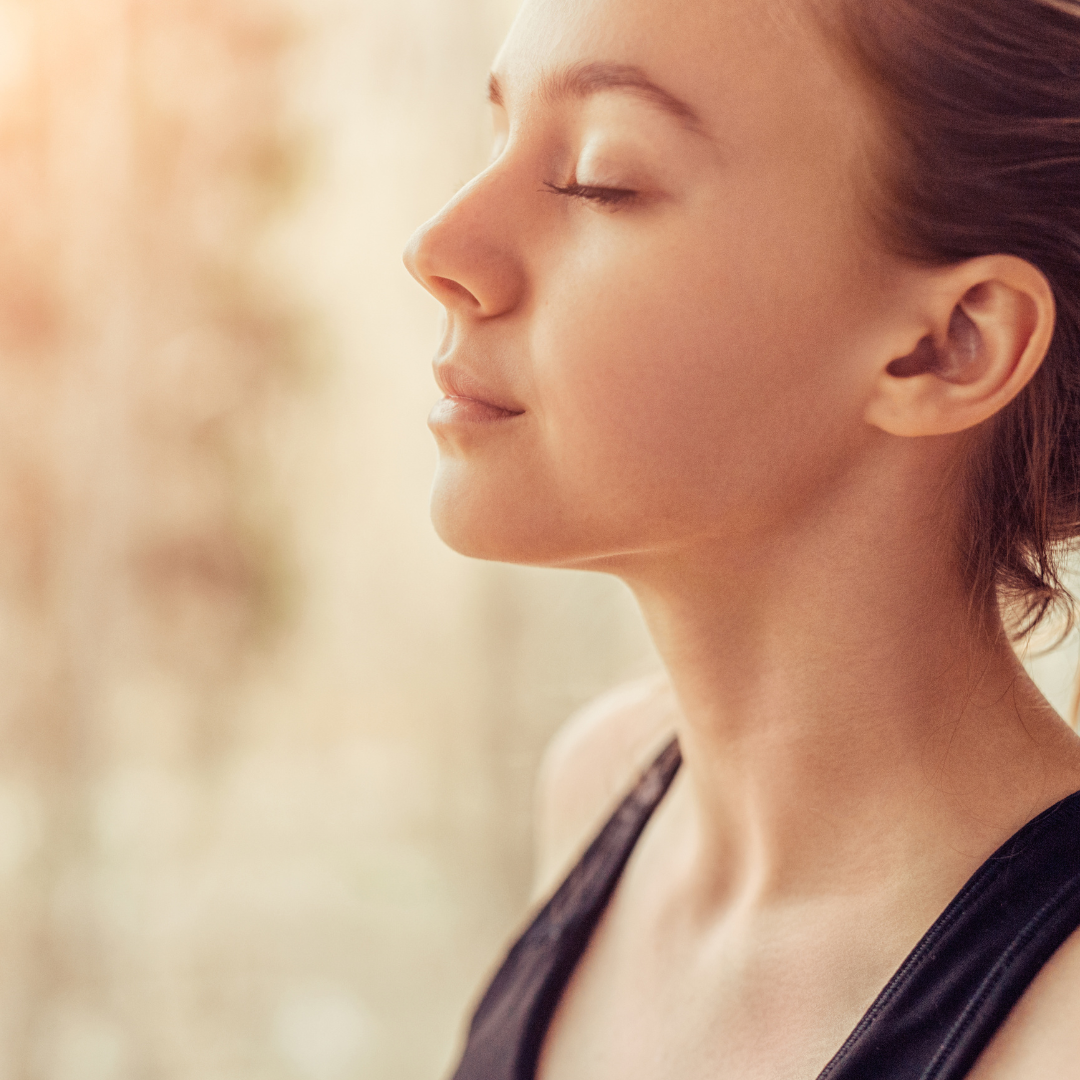 Vrouw die  door neus ademt