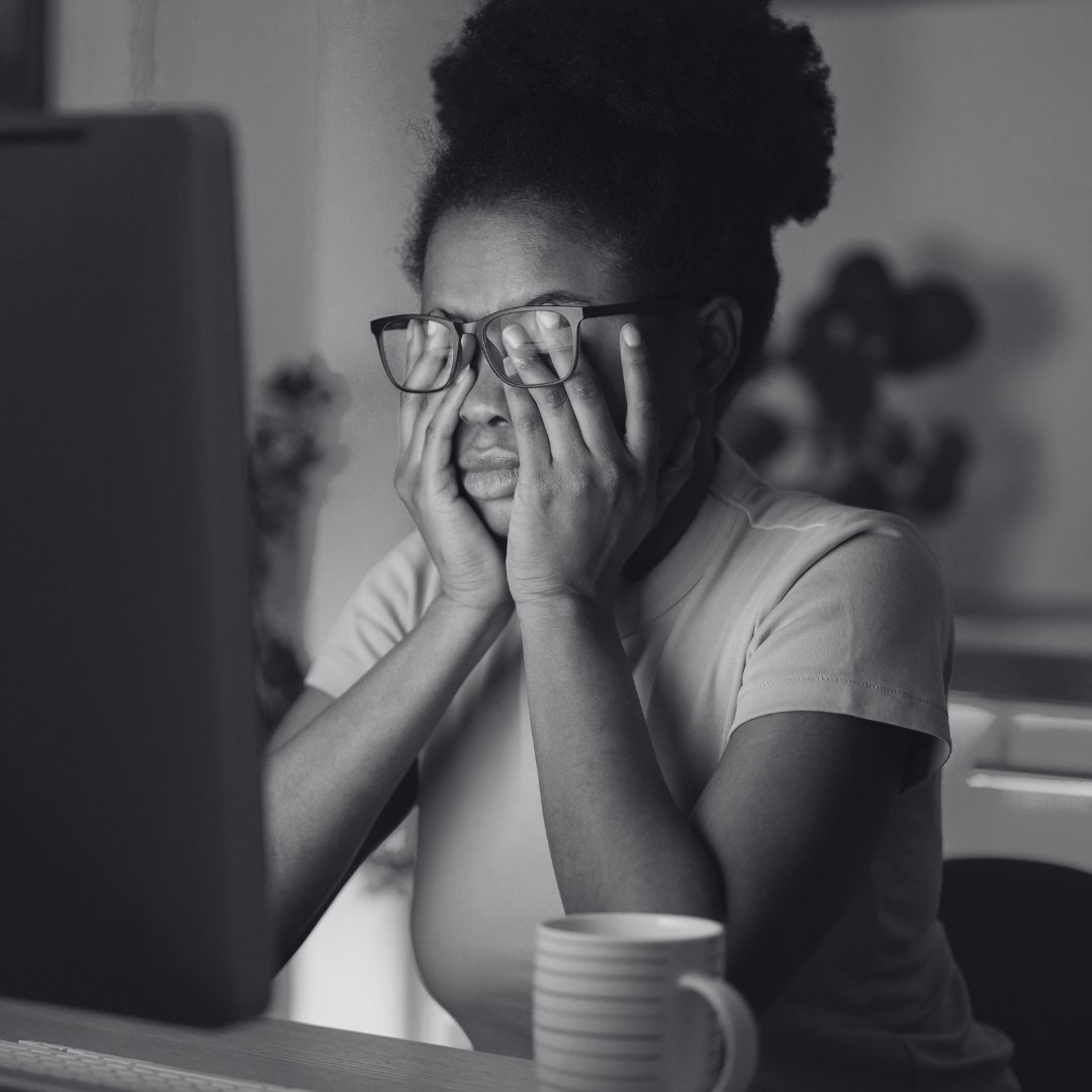 Vrouw die vermoeid is door  achter de computer te werken