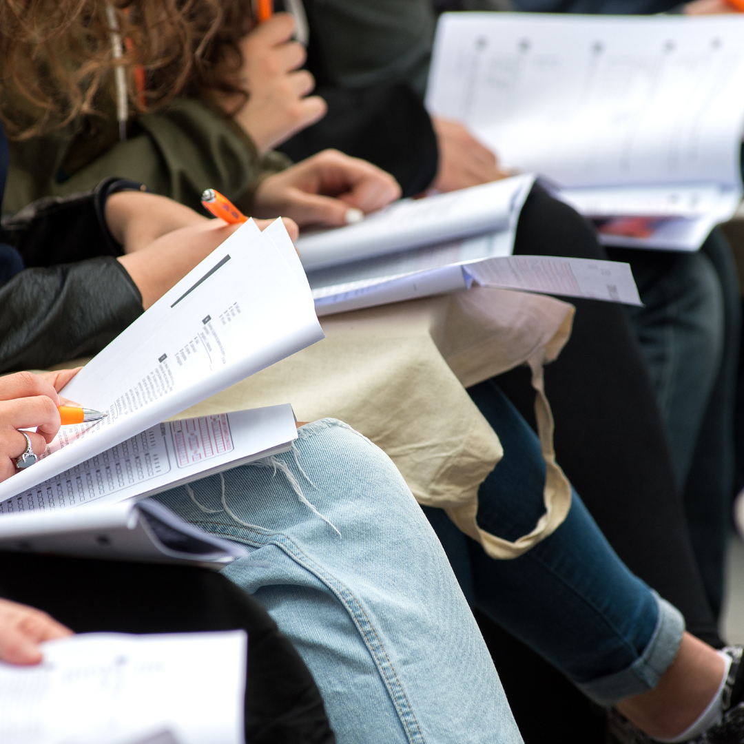 Mensen die een toets maken