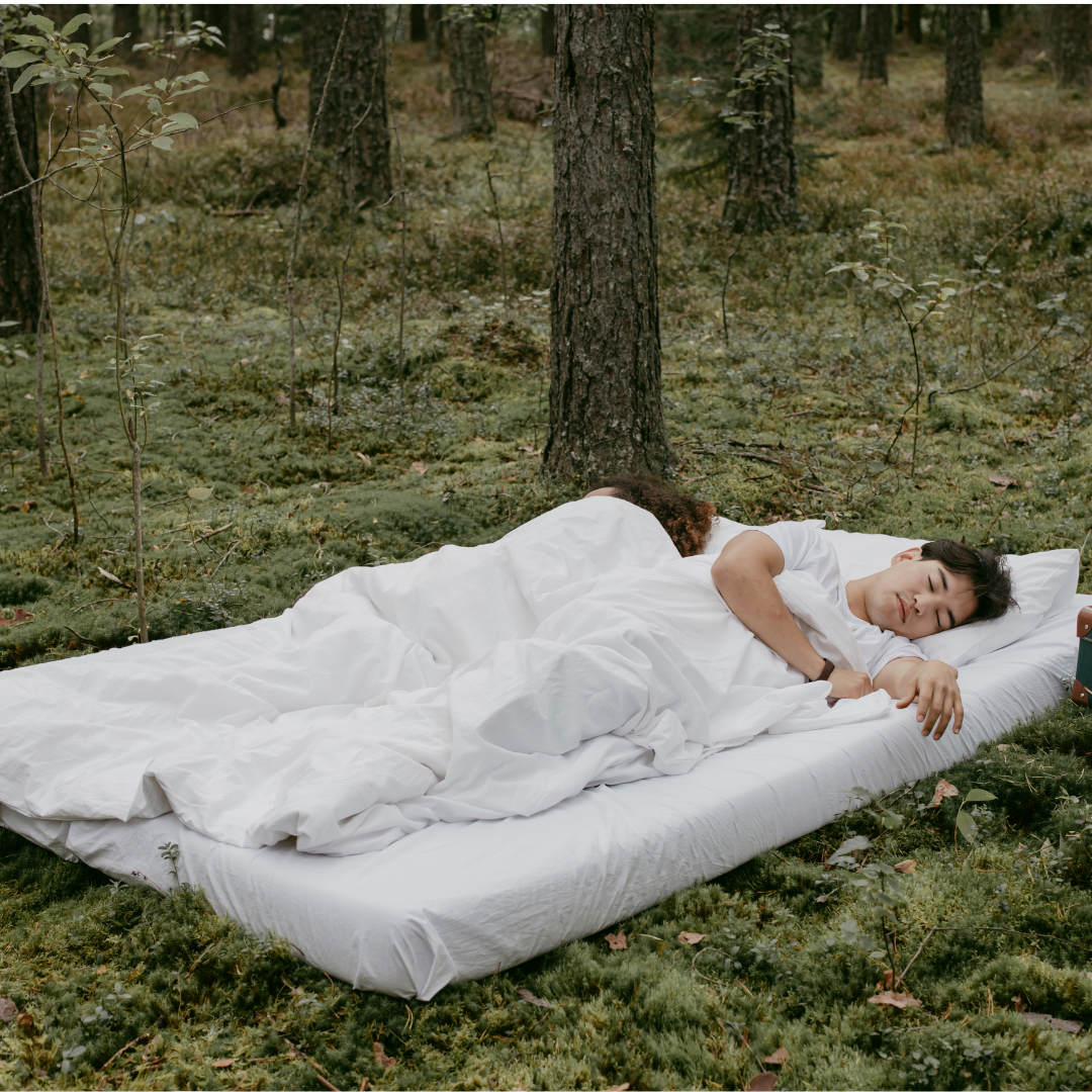 Man die geaard ligt te slapen buiten