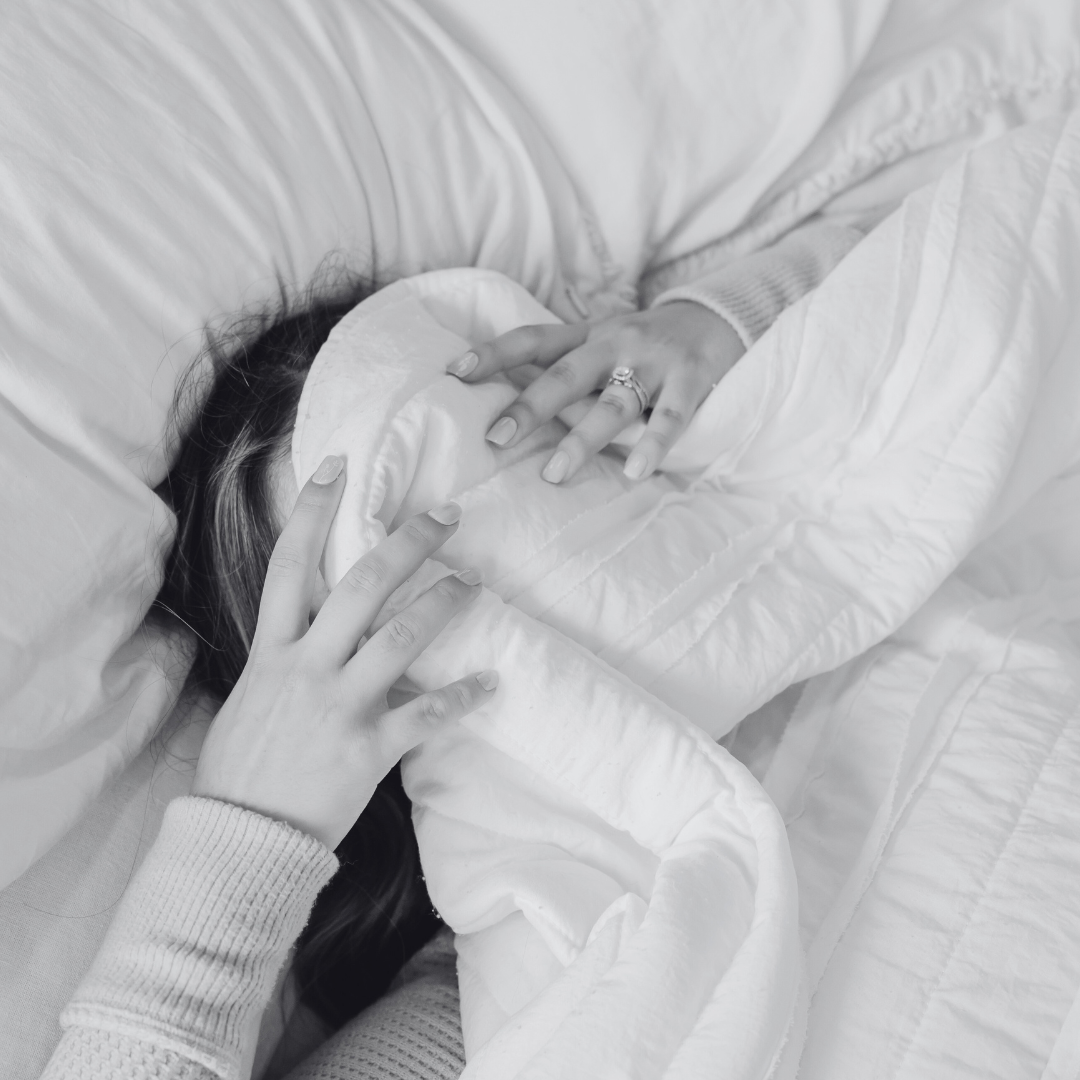 Vrouw bedekt met dekens