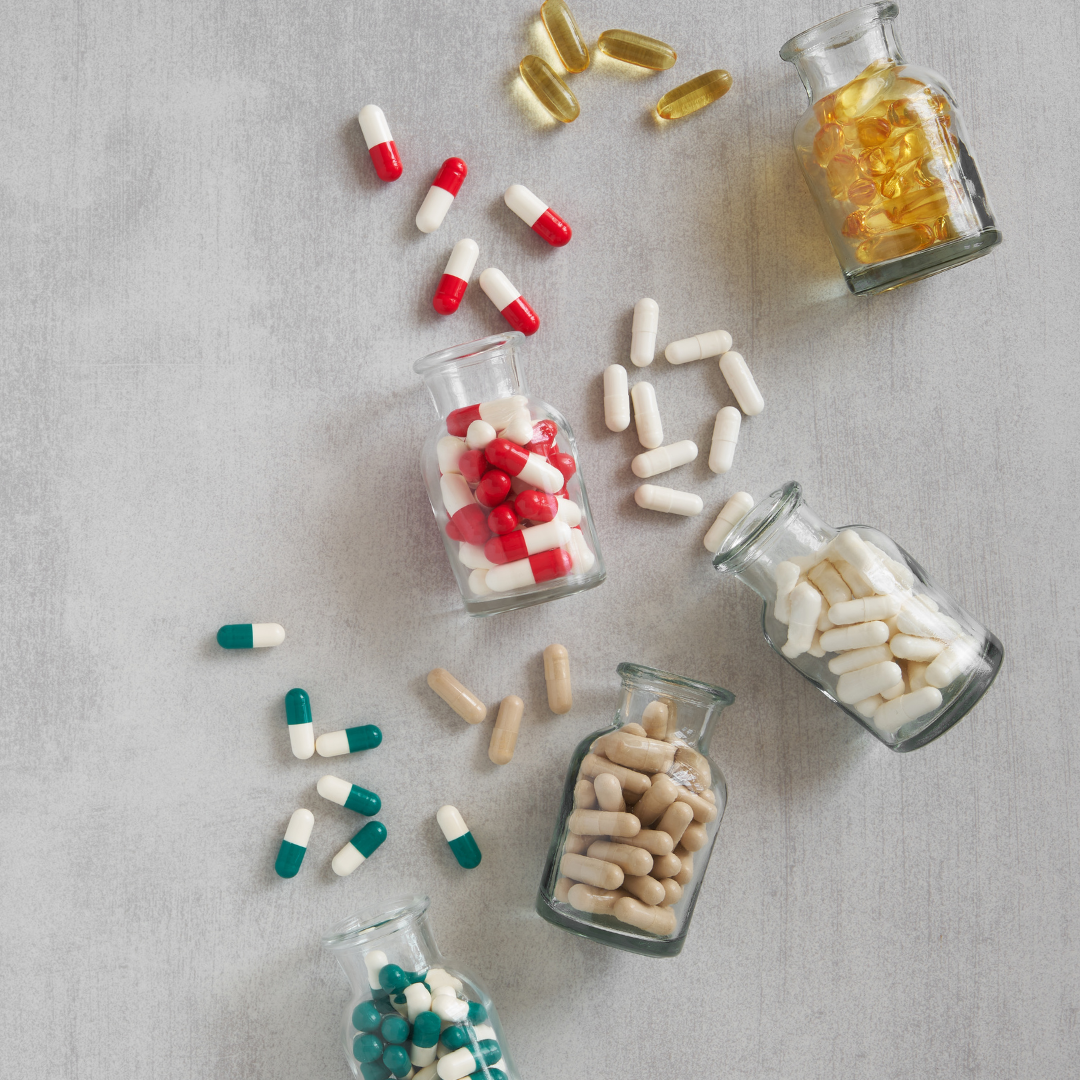 Potjes met supplementen die op een tafel liggen.