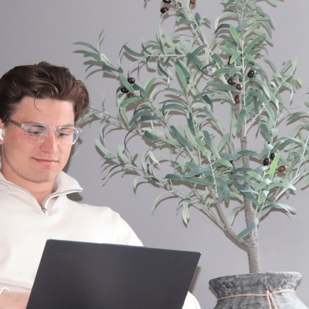 Junge bei der Arbeit hinter dem Laptop mit der Alina-Blaulichtbrille.