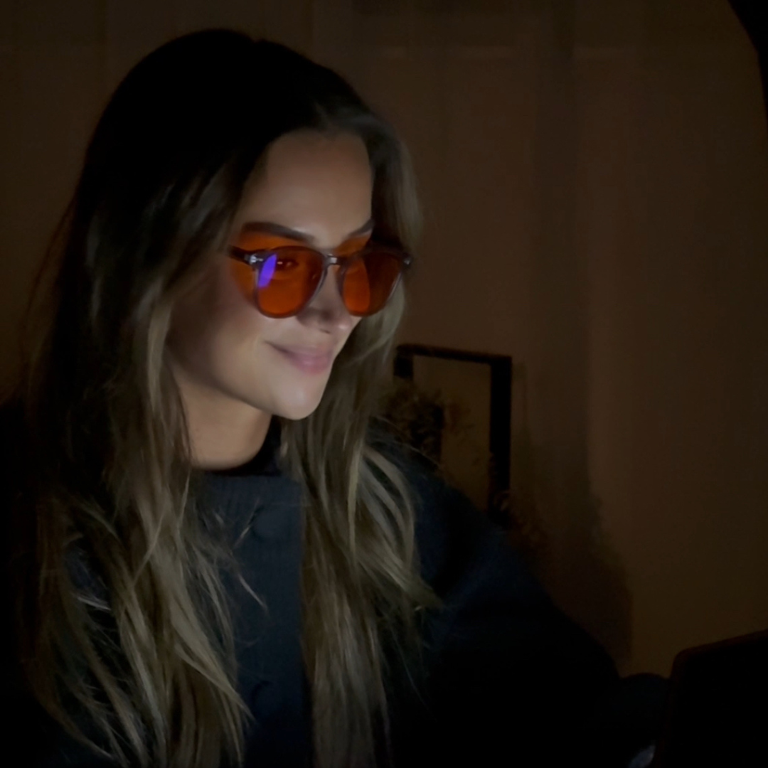 Vrouw met blauwlichtbril  op