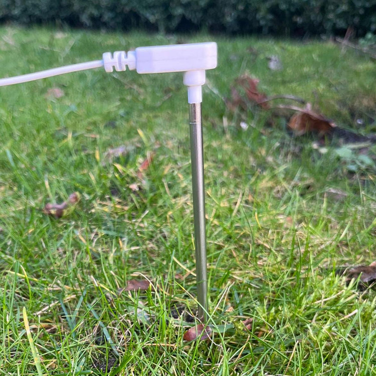 De aardingspin in het gras gestoken voor  goede aarding.