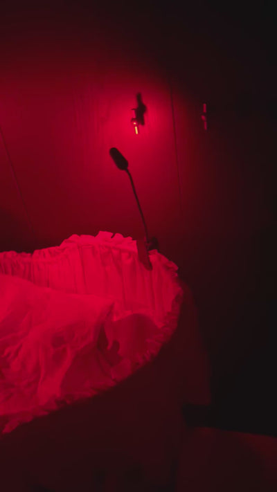 Baby in de wieg met roodlichtlampen