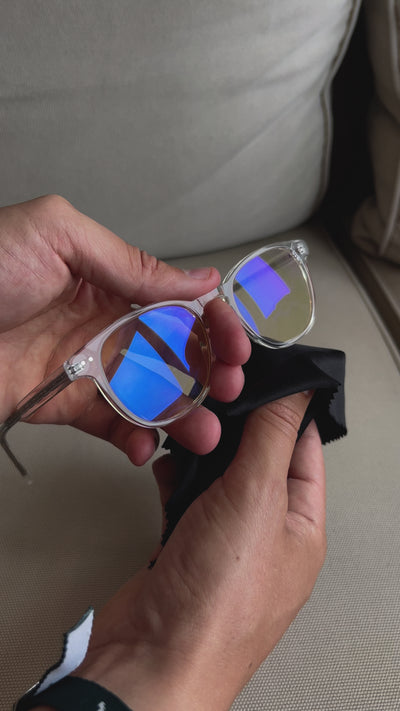 Iemand die de dagbril schoonmaakt met een doekje.