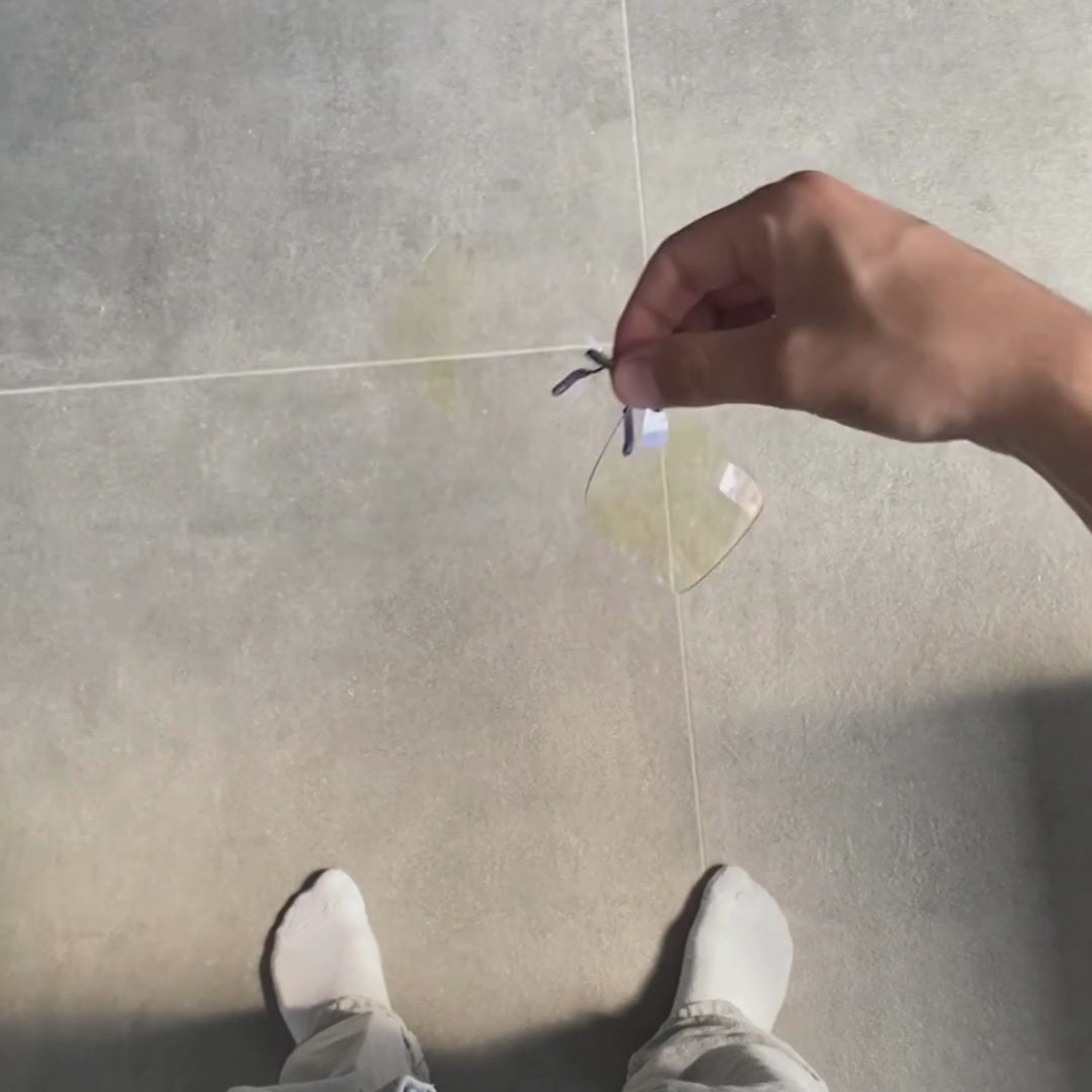 Blauwlichtbril clip-on wordt op een leesbril geplaatst