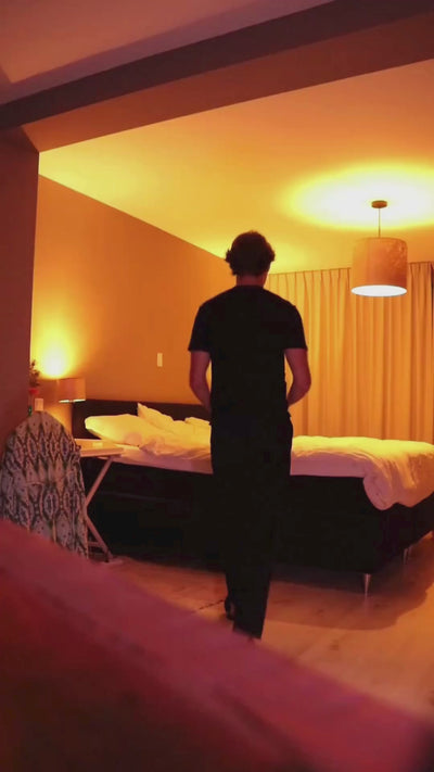 Man die zijn kamer voorziet van roodlicht