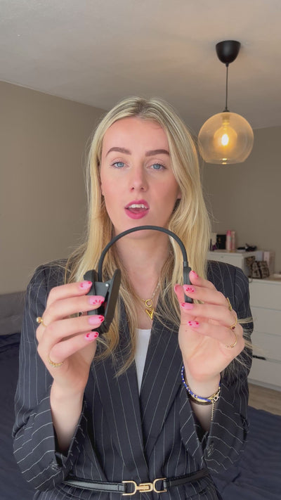 Iemand die functie van het roodlichtlampje laat zien