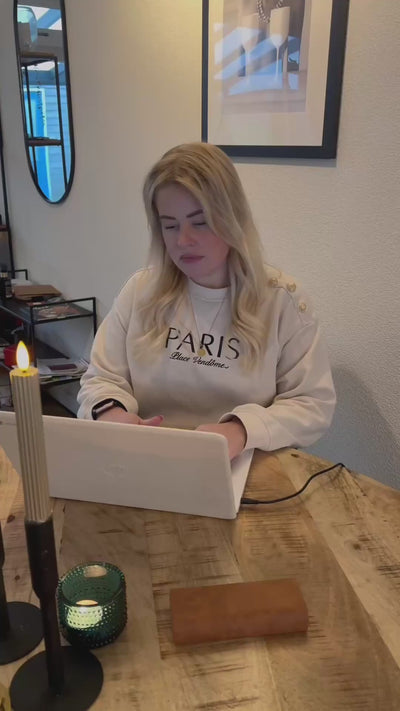 Vrouw achter de laptop  die de blauwlichtbril opzet.