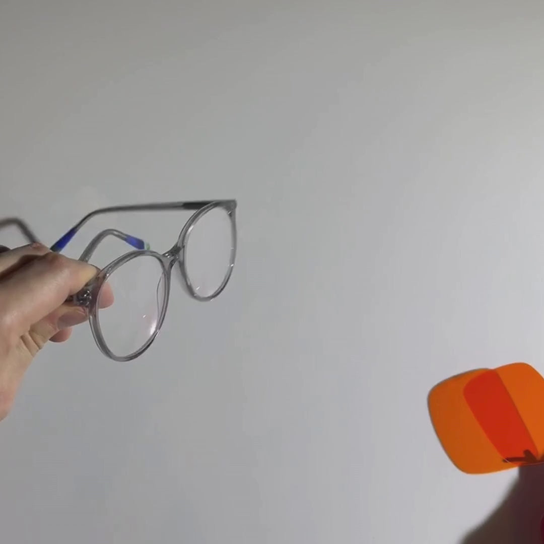 Video die weergeeft hoe de blue light blocker clip-on op de leesbril gemonteerd wordt.